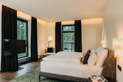 Luxury Suite Waldblick | Hypo-allergenic bedding, in-room safe, desk, laptop workspace