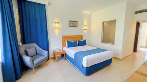 Junior Studio Suite, Sea View | Minibar, in-room safe, bed sheets