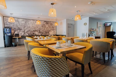 Daily buffet breakfast (EUR 15.00 per person)