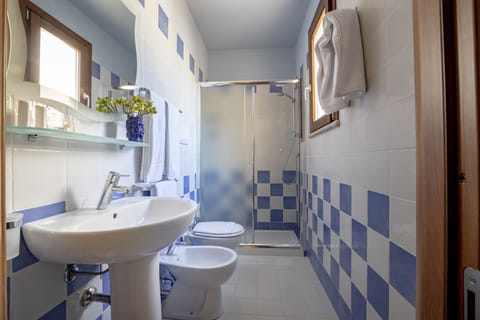 Single Room, Balcony | Bathroom | Shower, bidet, towels