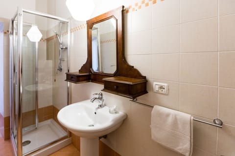 Family Suite, 2 Bedrooms | Bathroom | Shower, rainfall showerhead, bidet, towels