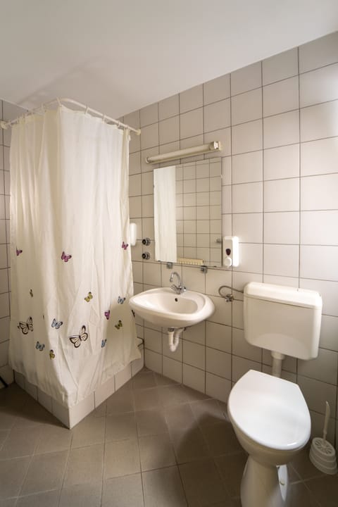 Standard Twin Room | Bathroom | Shower, towels