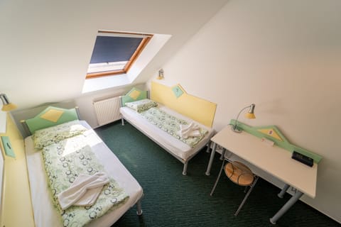 Standard Twin Room | Desk, free WiFi