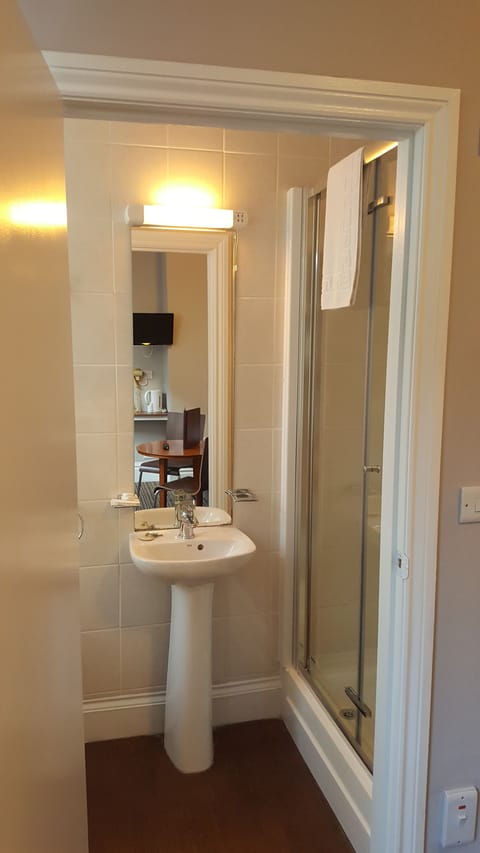 Standard Double Room | Bathroom | Free toiletries, hair dryer, towels, soap