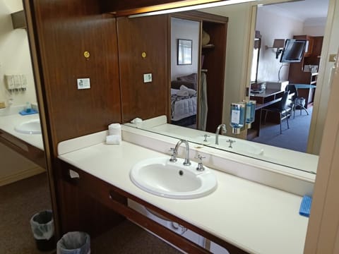 Deluxe Room, Non Smoking, Kitchenette (Deluxe Room-Q bed3.5 Star) | Bathroom | Shower, hair dryer, towels