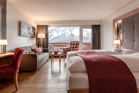 Deluxe Room | Hypo-allergenic bedding, minibar, in-room safe, desk