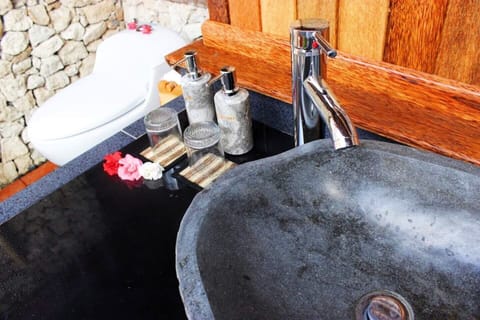 Lumbung Suite | Bathroom amenities | Shower, hair dryer, bathrobes, slippers