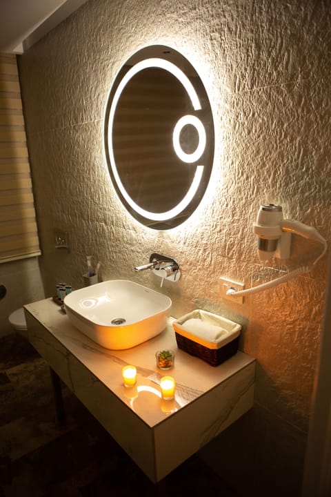 Standard Single Room | Bathroom | Shower, hydromassage showerhead, free toiletries, hair dryer