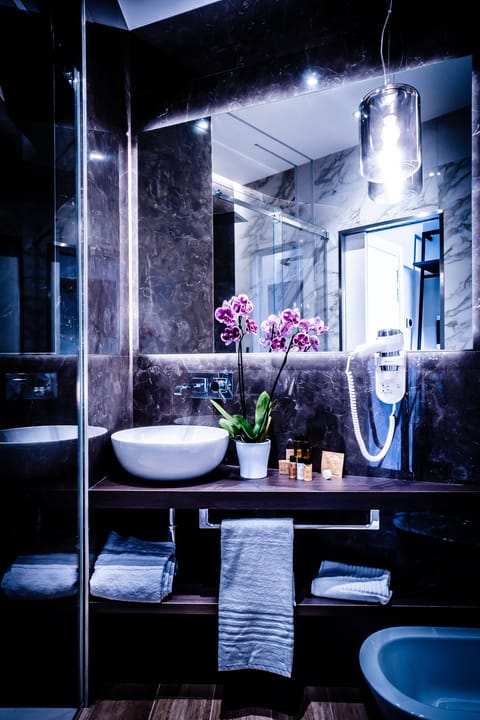 Superior Double Room | Bathroom | Shower, free toiletries, hair dryer, slippers