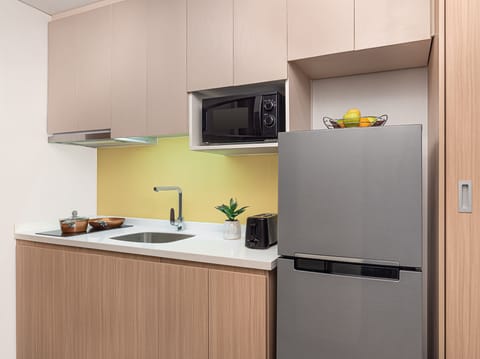 Executive Studio | Private kitchen | Mini-fridge, microwave, coffee/tea maker, electric kettle