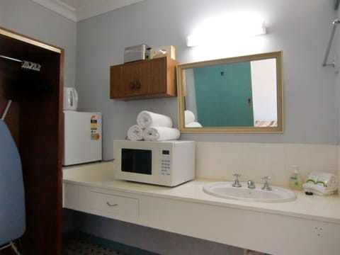 Standard Twin Room | Bathroom | Shower, free toiletries, hair dryer, towels