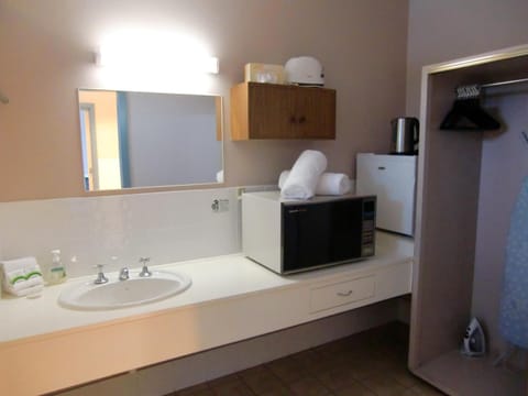 Room (3 Beds) | Bathroom | Shower, free toiletries, hair dryer, towels