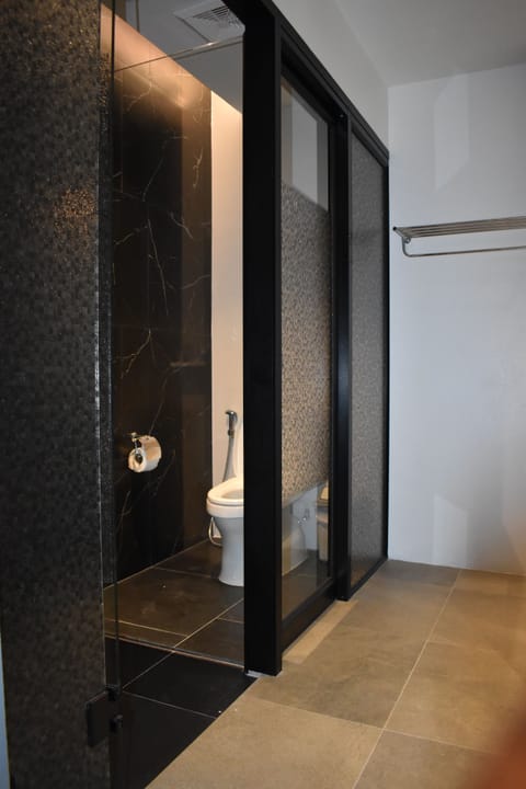 Grand Superior Room | Bathroom | Shower, free toiletries, bidet, towels