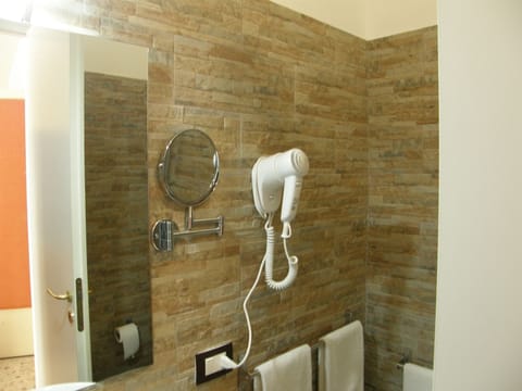 Shower, rainfall showerhead, free toiletries, hair dryer