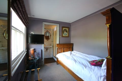 Single Room | Iron/ironing board, free WiFi, bed sheets