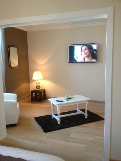 Suite | Living area | TV