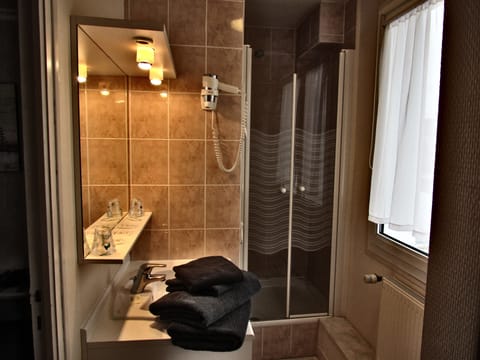 Standard Twin Room | Bathroom | Rainfall showerhead, free toiletries, hair dryer, towels