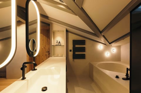 Deep soaking tub, free toiletries, hair dryer, bathrobes