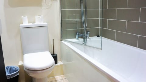 Standard Twin Room, 2 Twin Beds | Bathroom | Shower, free toiletries, towels, soap