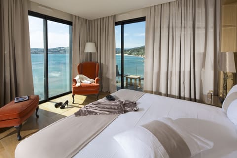 Deluxe Suite, Sea View | Minibar, in-room safe, soundproofing, free WiFi