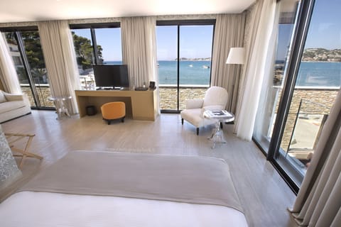 Junior Suite, Sea View | Minibar, in-room safe, soundproofing, free WiFi