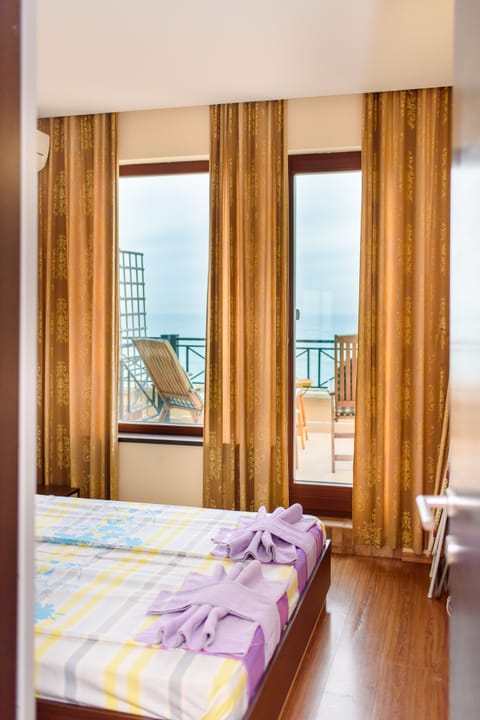 1-Bed with Sea View - Bridal Apartment | Soundproofing, iron/ironing board, free WiFi, bed sheets