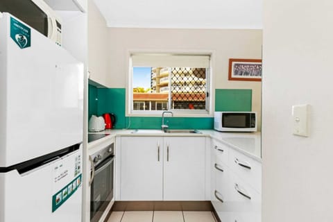 Apartment (1 Bedroom) | Private kitchen | Fridge, oven, stovetop, cookware/dishes/utensils