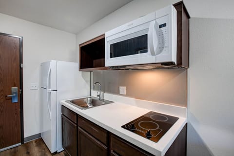 Full-size fridge, microwave, stovetop