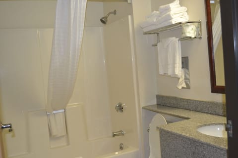 Combined shower/tub, towels