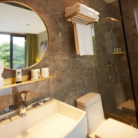 Deluxe Double Room | Bathroom | Shower, free toiletries, hair dryer, towels