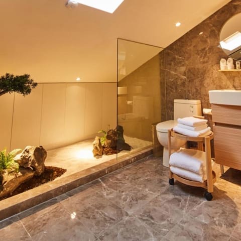 Exclusive Double Room | Bathroom | Shower, free toiletries, hair dryer, towels