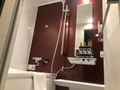 Combined shower/tub, deep soaking tub, free toiletries, hair dryer