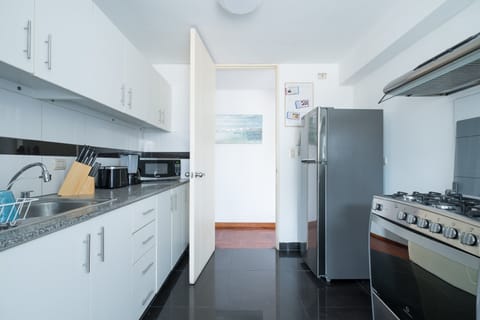 Comfort Apartment, 3 Bedrooms, City View | Private kitchen | Full-size fridge, microwave, oven, stovetop