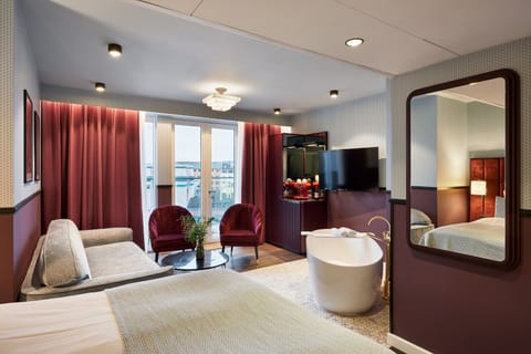 Signature Penthouse Suite | Hypo-allergenic bedding, down comforters, pillowtop beds, minibar
