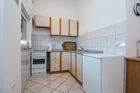 Classic Apartment, 2 Bedrooms (A1 tip 4) | Private kitchen | Fridge, microwave, stovetop, coffee/tea maker