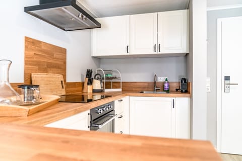 Studio | Private kitchen | Full-size fridge, oven, stovetop, dishwasher