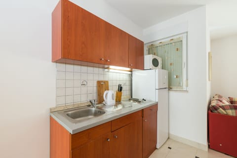 Apartment, 2 Bedrooms (A3) | Private kitchen | Fridge, microwave, oven, stovetop