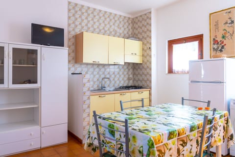 Apartment, 1 Bedroom (n.5) | Private kitchen | Stovetop, cookware/dishes/utensils