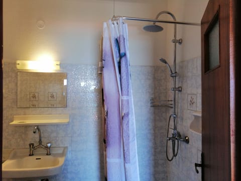 Triple Room, Sea View | Bathroom | Shower, towels, toilet paper