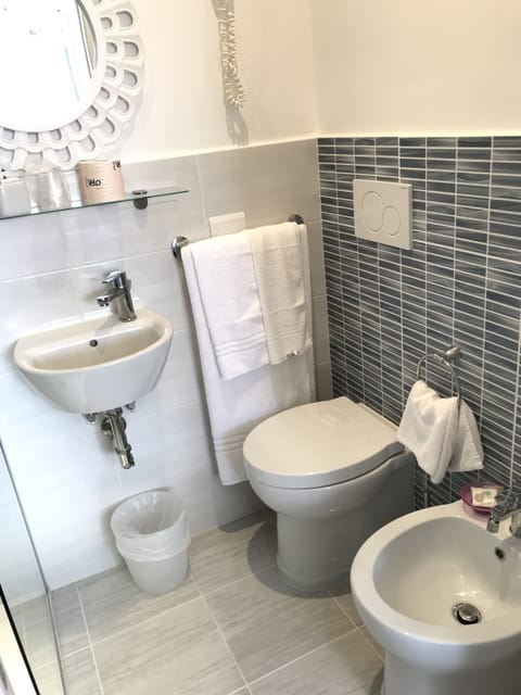 Double Room | Bathroom | Shower, free toiletries, hair dryer, bidet