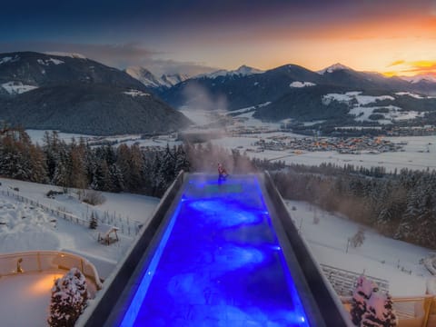 Indoor pool, 7 outdoor pools, pool umbrellas, sun loungers