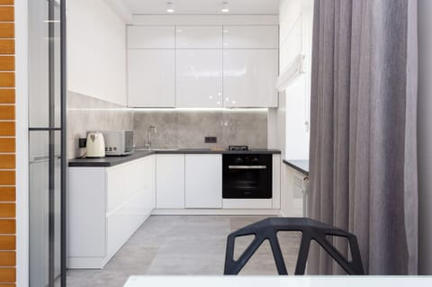 Deluxe Apartment (floor 2) | Private kitchen | Full-size fridge, microwave, oven, stovetop