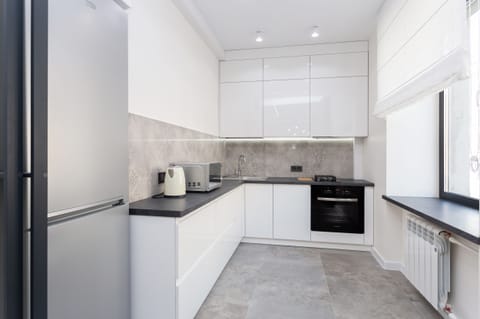 Deluxe Apartment (floor 2) | Private kitchen | Full-size fridge, microwave, oven, stovetop