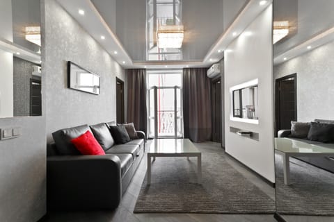 Deluxe Apartment | Living area | 40-inch flat-screen TV with cable channels, TV, Netflix