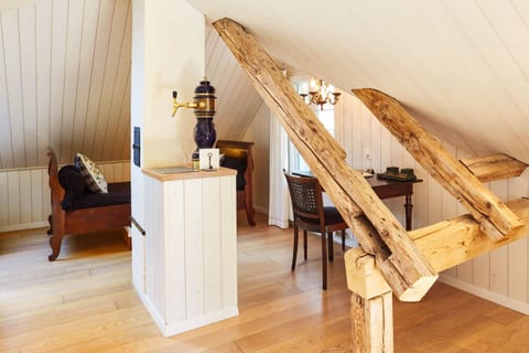 Roof Top Suite | Hypo-allergenic bedding, in-room safe, desk, soundproofing