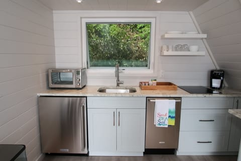 Premier Cabin, Multiple Beds, Oceanfront | Private kitchenette | Mini-fridge, espresso maker, electric kettle