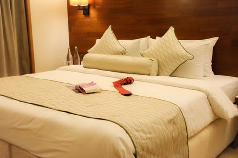 Executive Room | Premium bedding, in-room safe, individually furnished, desk