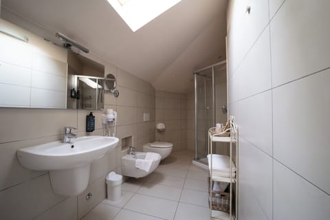 Shower, free toiletries, hair dryer, bidet