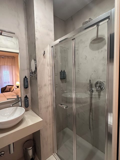 Camera Matrimoniale Standard con Balcone | Bathroom | Shower, rainfall showerhead, free toiletries, hair dryer