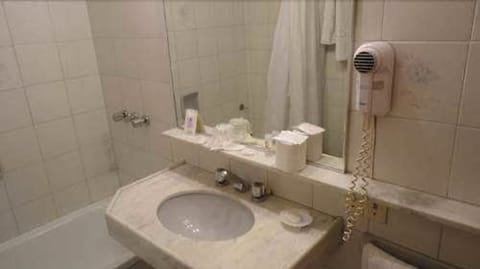 Combined shower/tub, free toiletries, hair dryer, towels